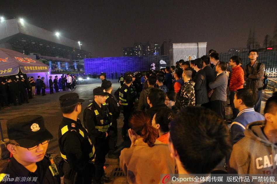 冲突之后，现场一片狼藉，酒店保安奋力将双方分开，但仍有情绪激动的球迷试图冲过防线，背景中可见围观人群举着的手机，记录下这丑陋的一幕。