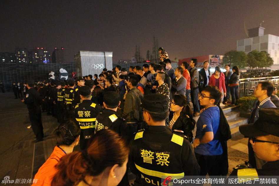 赛后，郭艾伦等三名受伤的辽宁球员在警方保护下准备离开，他们的手腕上缠着绷带，脸上写满了疲惫与无奈，这次冲突成为了他们职业生涯中一段不愿回首的记忆。