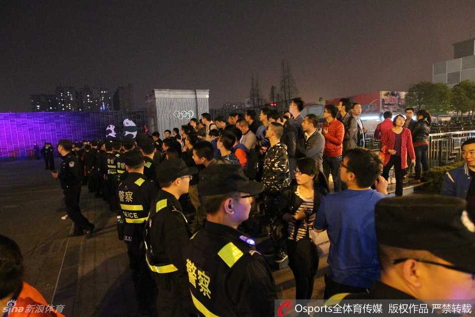 混乱中，辽宁队教练组成员声嘶力竭地试图将情绪激动的球员拉回酒店，队长杨鸣伸手阻拦队友，但愤怒的人群将他们紧紧包围，拉拽难以制止。