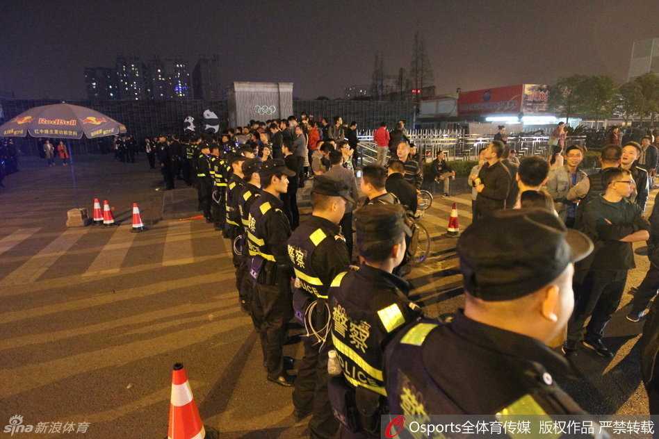 冲突过后，原本空旷的酒店门前迅速被赶来的民警和大量增援的安保人员控制，他们手挽手组成一道人墙，将球迷与酒店入口隔离开来。