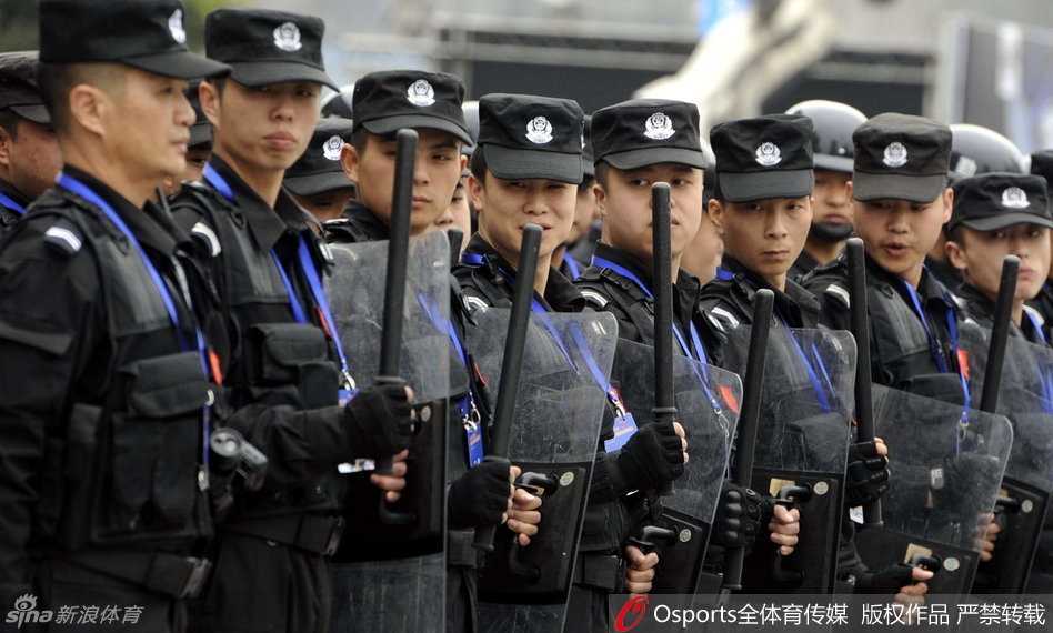 夕阳的余晖下，数排安保人员整齐划一地列队在体育馆外围，他们挺拔的身姿与身后巨大的总决赛海报交相辉映，仿佛在用沉默宣告：今晚，这里只有篮球。