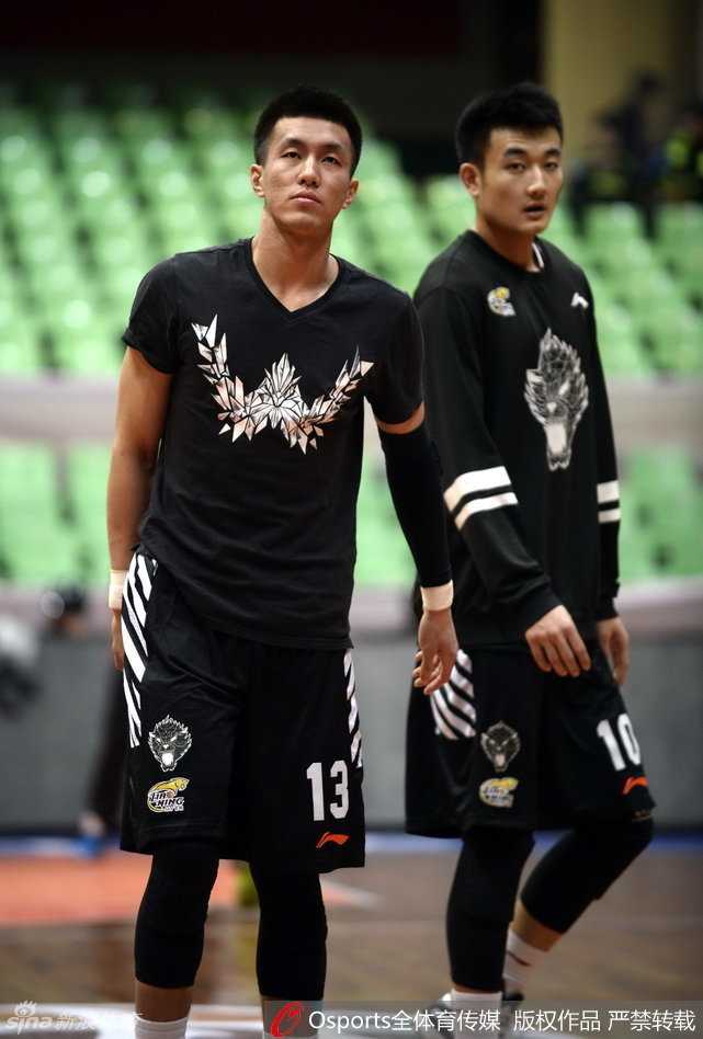 核心后卫郭艾伦脸上没有丝毫表情，冷峻的眼神直视前方，内心的坚韧与赛前的巨大压力在他脸上凝结成冰。