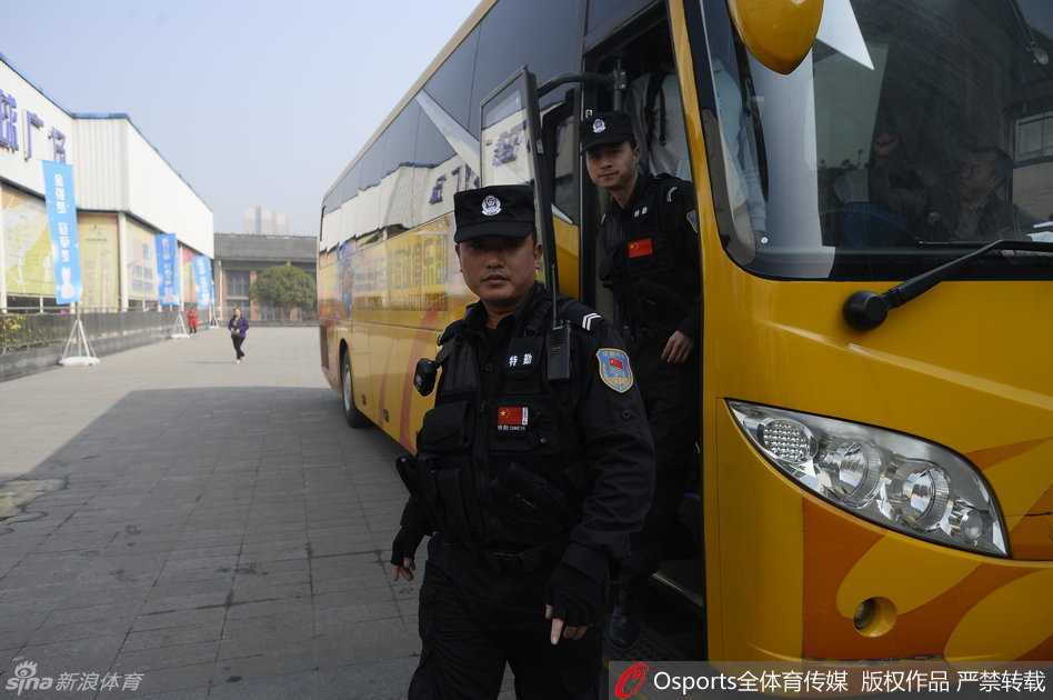 在闪烁的警灯与贴身护卫下，四川男篮的大巴犹如载着荣誉的堡垒，稳稳停靠在训练场外，预示着今夜必将无眠。