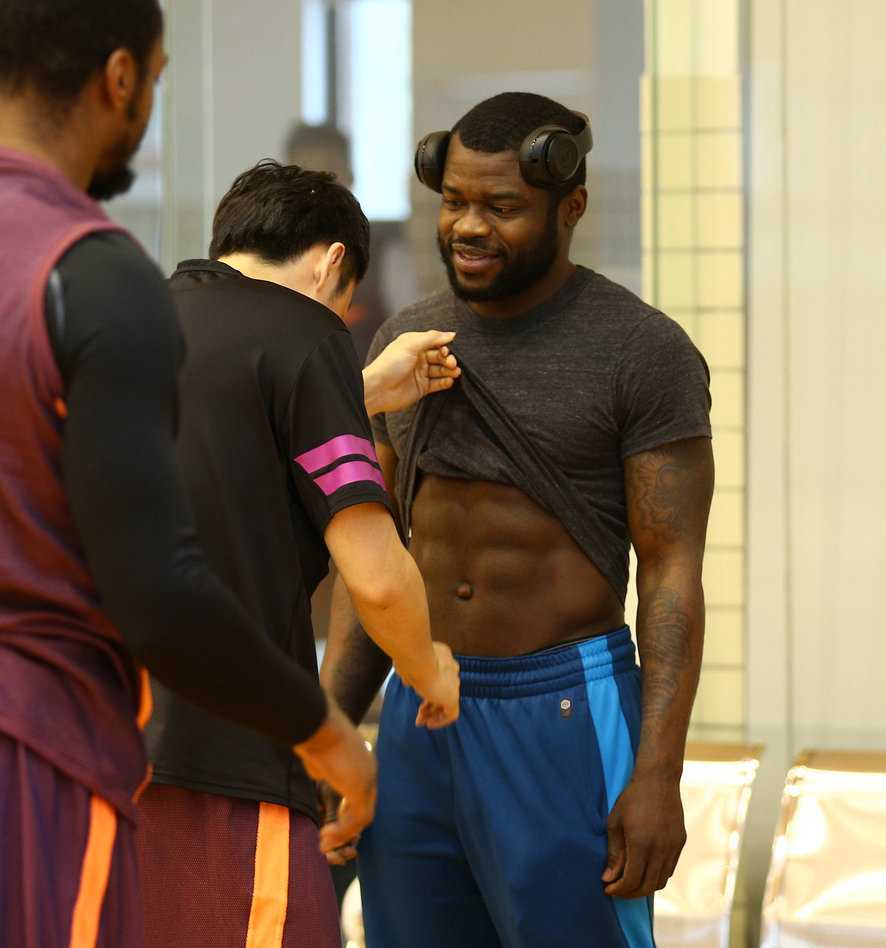 外援拜纳姆并未参与全队合练，独自在场边掀起球衣露出腹肌，神情悠哉地看着正在苦练的队友们，他的伤病情况令人捉摸不透。