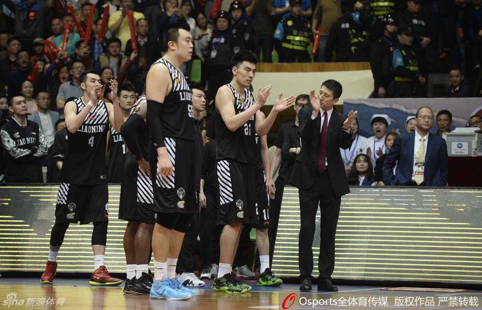 郭艾伦无奈地低头走下场，紧咬的嘴唇和迷离的眼神出卖了他内心的失落，这位辽篮的未来核心在这一刻感受到了成长的剧痛。