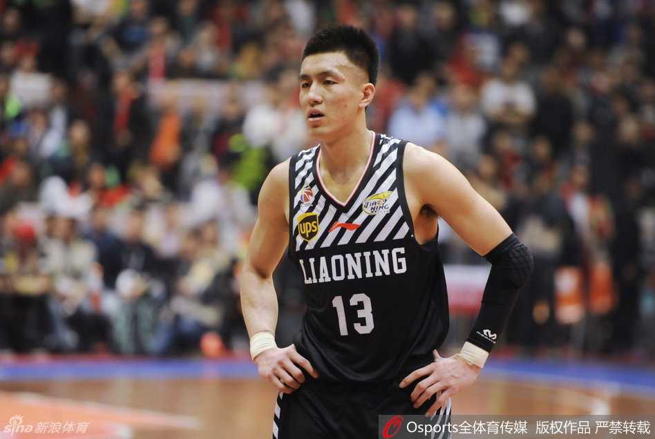 低落的辽宁球员们围拢在一起，眼神空洞地望向球场，沉默笼罩着每一个人，那种深入骨髓的失落感让他们与场内的喧嚣彻底隔绝。