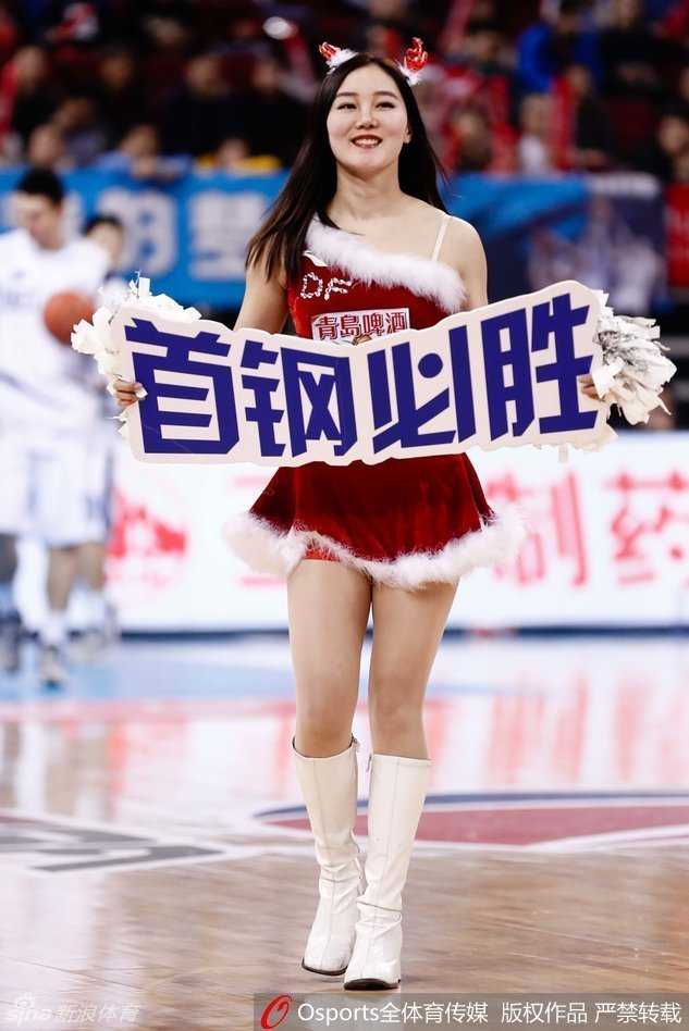 拉拉队员们在中场休息时摆出集体造型，红白短裙和可爱的头饰构成一幅充满节日气息的青春画卷。