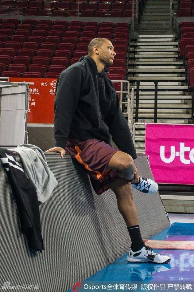 大外援莫里斯在场边坐着发呆，眼神放空，表情呆萌可爱，与球场上凶悍的他形成了有趣的反差萌。