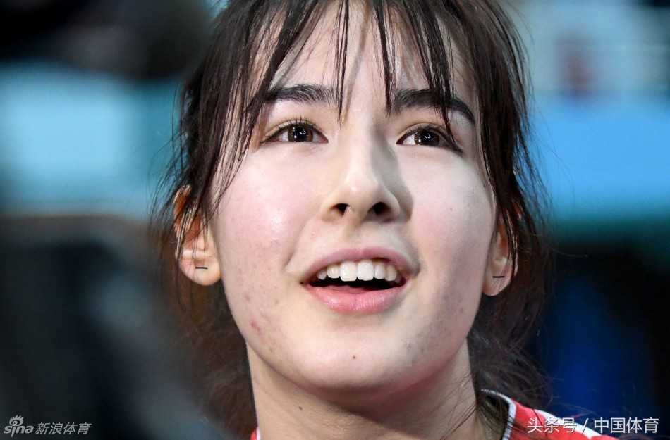 赛前的更衣室里，阿迪娜正在整理护具，她低头认真检查着每一个细节，即将脱下外套上场，为即将到来的战斗做最后的准备