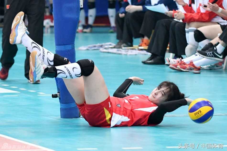 扎着丸子头的阿迪娜在网前高高跃起，手腕轻轻一抖，将球精准传给队友，眼神中透着七分专注与三分自信