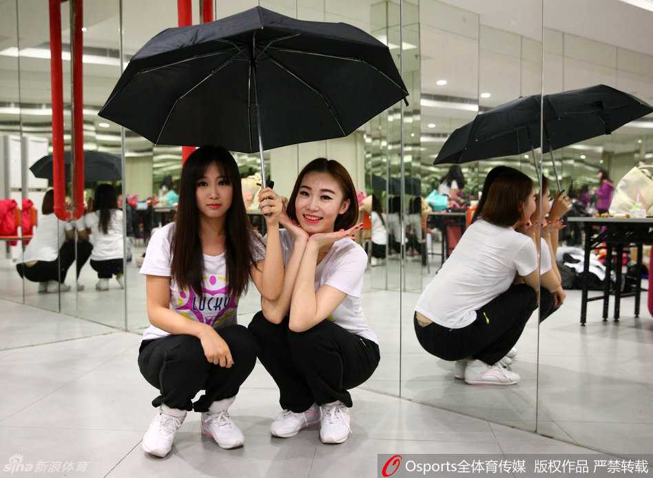 细心的队友撑起一把小花伞，为正在补妆的伙伴遮挡出一片私密空间，尽显闺蜜情深