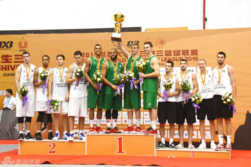 颁奖仪式上，麦吉尔大学的健儿们激情相拥，金色的雨漫天洒落，映衬着他们为冠军而闪耀的骄傲脸庞。