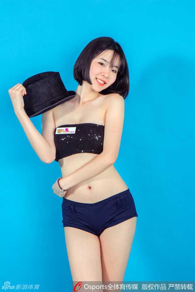 青春洋溢的黄逸辉身姿挺拔，眼神清澈，略带羞涩的笑容中透露出初登CBA赛场时的纯真与憧憬。