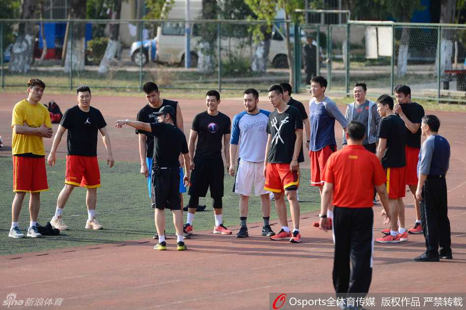 后卫睢冉一马当先跑在队伍最前面，他身先士卒做出表率，而在其身后，李根的跑动姿势独特抢眼，为严肃的训练场增添了一抹别样的风景。