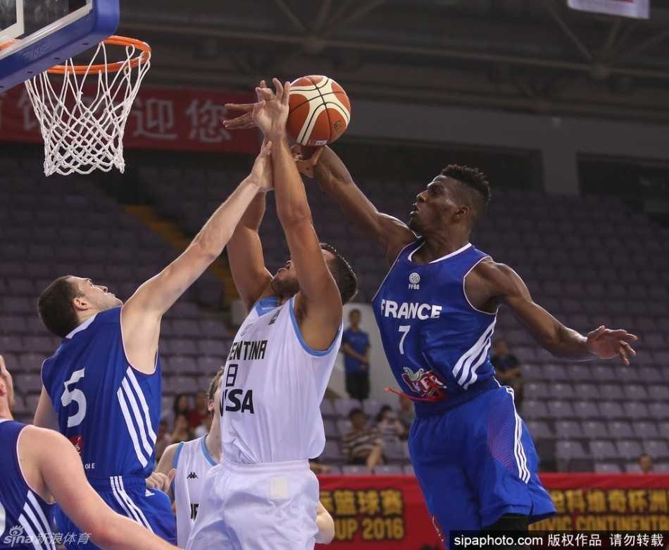 法国队完成一次精彩的防守后，高高跃起的球员送给对手一记结实的篮下大帽，将球直接扇出禁区，点燃了替补席的激情。