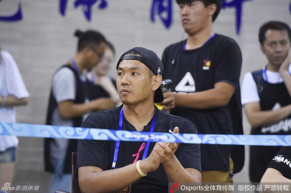 在一处视野极佳的看台上，陈建州表情严肃地侧身与身后的人交流，而他身前，国家体育总局局长刘鹏与原篮协主席信兰成正襟危坐，三人专注地讨论着场上的局势，凸显出文体界对这一赛事的共同关注。