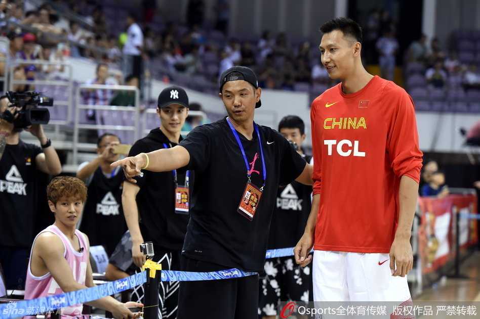 身穿白色短袖的刘烨在赛场边大步奔跑，脸上带着孩子般灿烂的笑容，虽然只是场边的互动游戏，但他健步如飞的身姿依稀可见当年在中戏读书时的“篮球风云队长”风采。