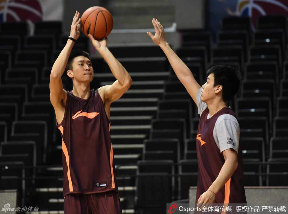 “大圣”孙悦在训练中专注地打磨投篮技术，每一次出手都力求完美，肌肉线条在汗水的浸润下显得格外分明。