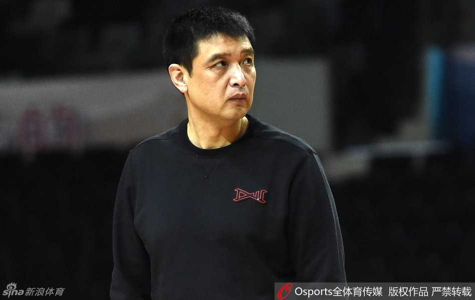 闵鹿蕾指导双手抱胸陷入沉思，脑海中对深圳队的战术布局已然成型，一场斗智斗勇即将展开。