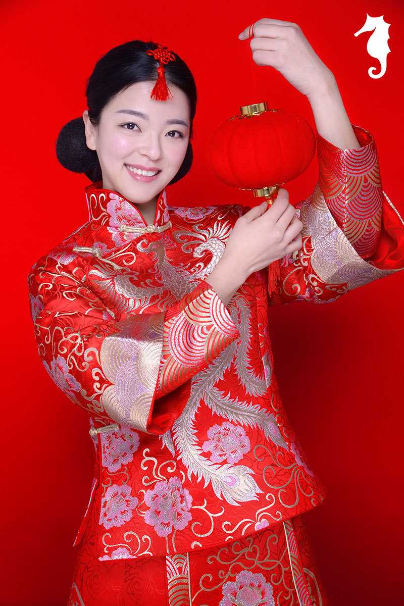 小朋友身穿喜庆红装，对着镜头甜美微笑，眉眼弯弯神似知名女星，那一抹毫不设防的天真笑容就是新春最美的风景