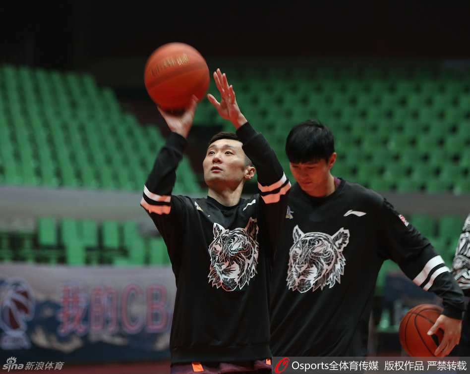 刘炜老当益壮投篮训练稳如磐石