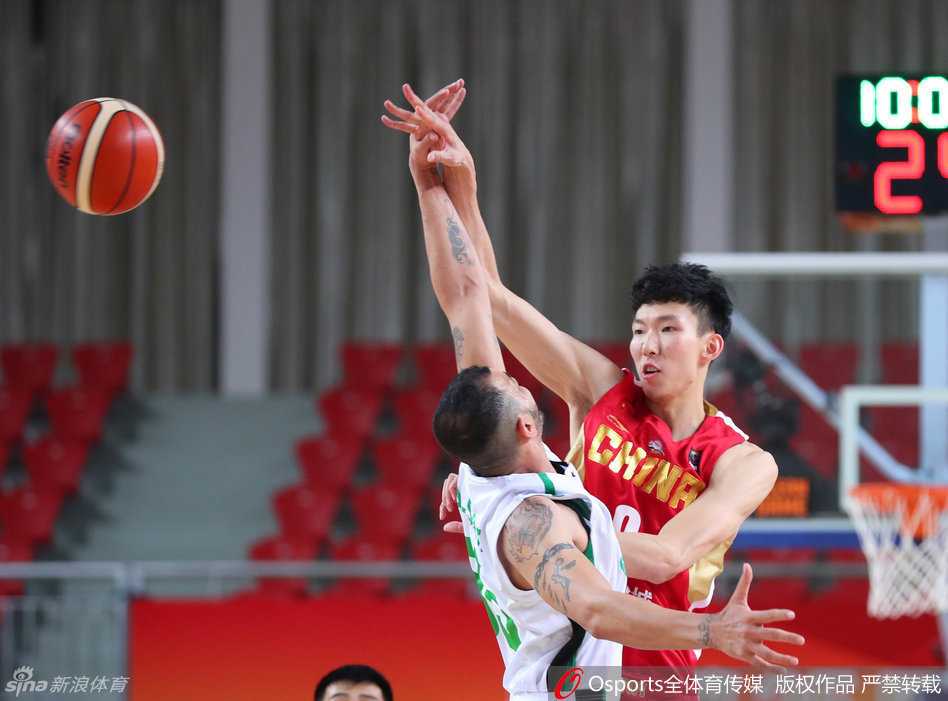 周琦与新搭档亚当斯在场上进行战术密谈，两人用手势比划着配合路线，眼神交汇间充满了对彼此的信任与对新赛季的期待。