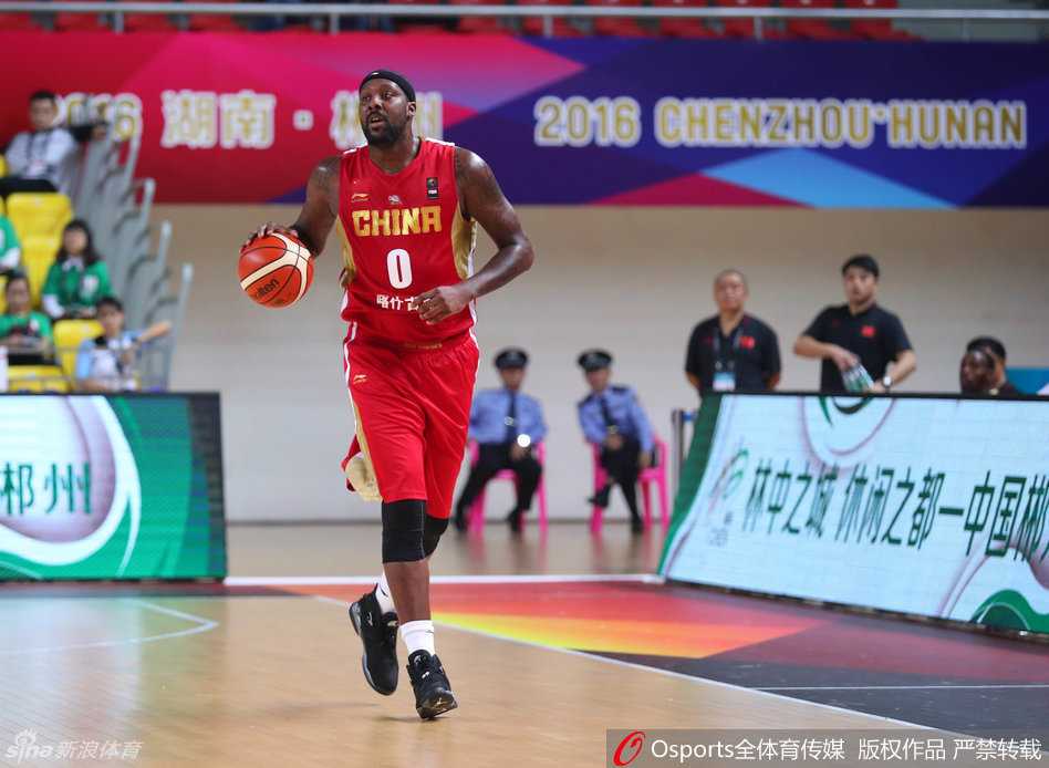 李根犹如一辆重型坦克碾压进对手防线，他运球强行突破，肌肉的碰撞中尽显力量之美，篮下的对手只能望其项背。