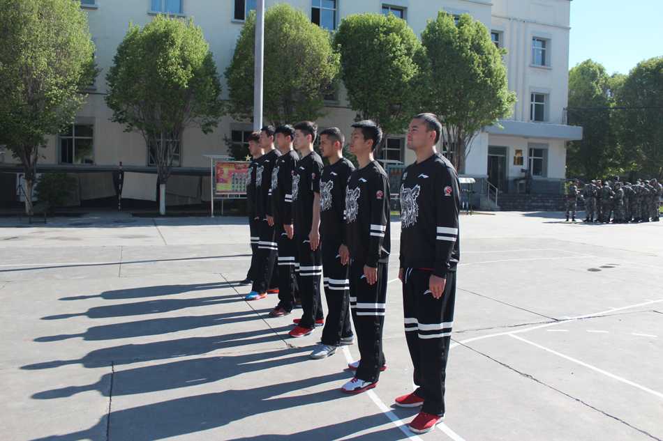 训练间隙，王子瑞和队友席地而坐，开心地交流着持枪动作的要领。汗水浸湿了他们的迷彩服，但年轻的脸庞上洋溢的笑容，是团队情谊在艰苦环境中升华的最好证明。