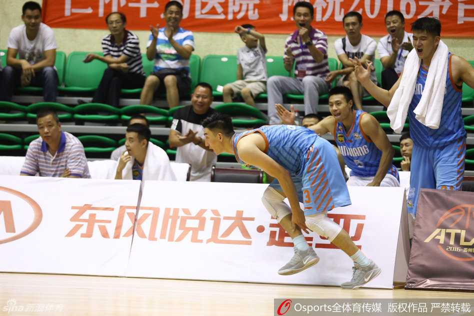 内线屏障孙鸣阳半蹲着马步，张开双臂像一堵移动的城墙，他死死地卡住进攻球员的位置，肌肉线条在对抗中绷得棱角分明，用身躯捍卫着禁区尊严。