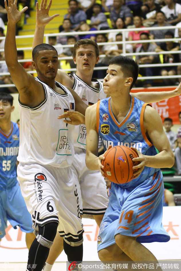 孙桐林持球佯装投篮，防守人重心瞬间被晃起，他敏捷地压低身子，一个箭步运球突破，球衣在风中猎猎作响，动作衔接行云流水般丝滑。