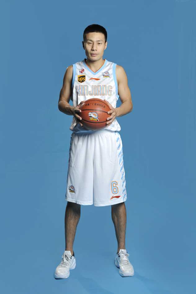 新疆双外援布莱切和亚当斯在场上击掌，胖胖的布莱切笑眼弯弯，灵动的亚当斯神情专注，这是新疆队当年攻城拔寨的黄金二人组。