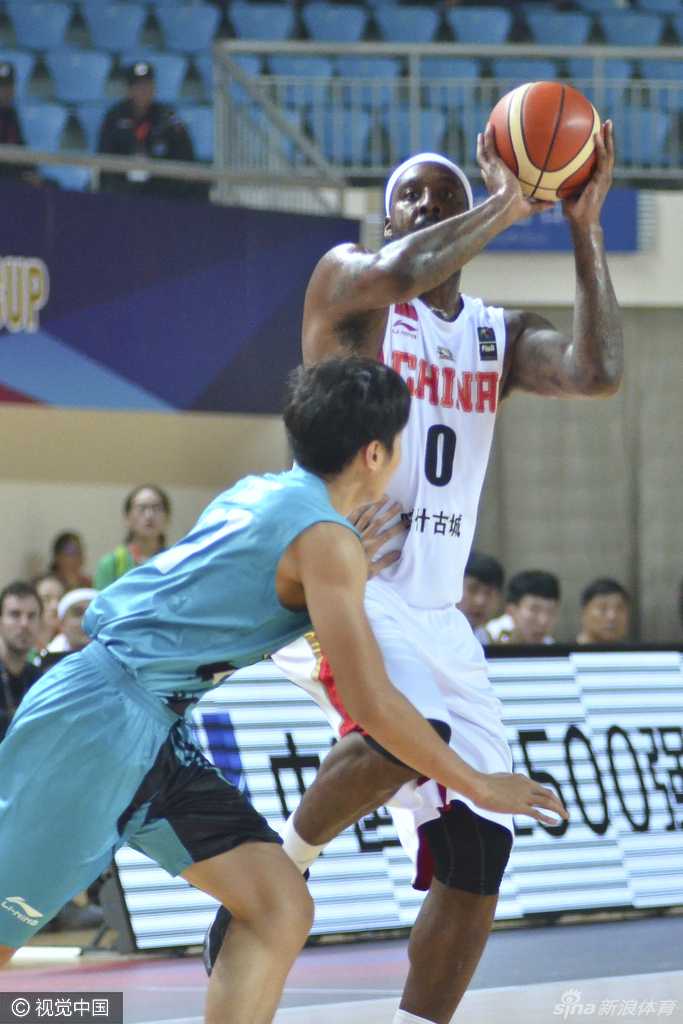 亚当斯运球快速穿过中线，马来西亚队的回防球员只能望其项背，他的身影在空旷的球场上显得格外迅捷，仿佛一道无法捕捉的流光。