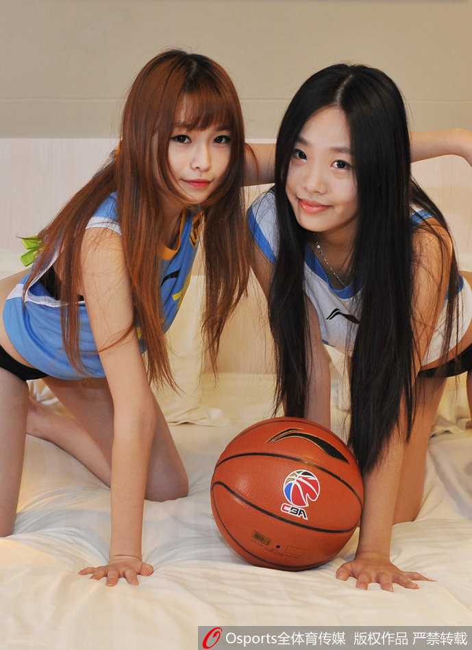 幕后精心装扮，宝贝凝视镜中的自己，眼神坚定而充满期待，静候着出场指令。