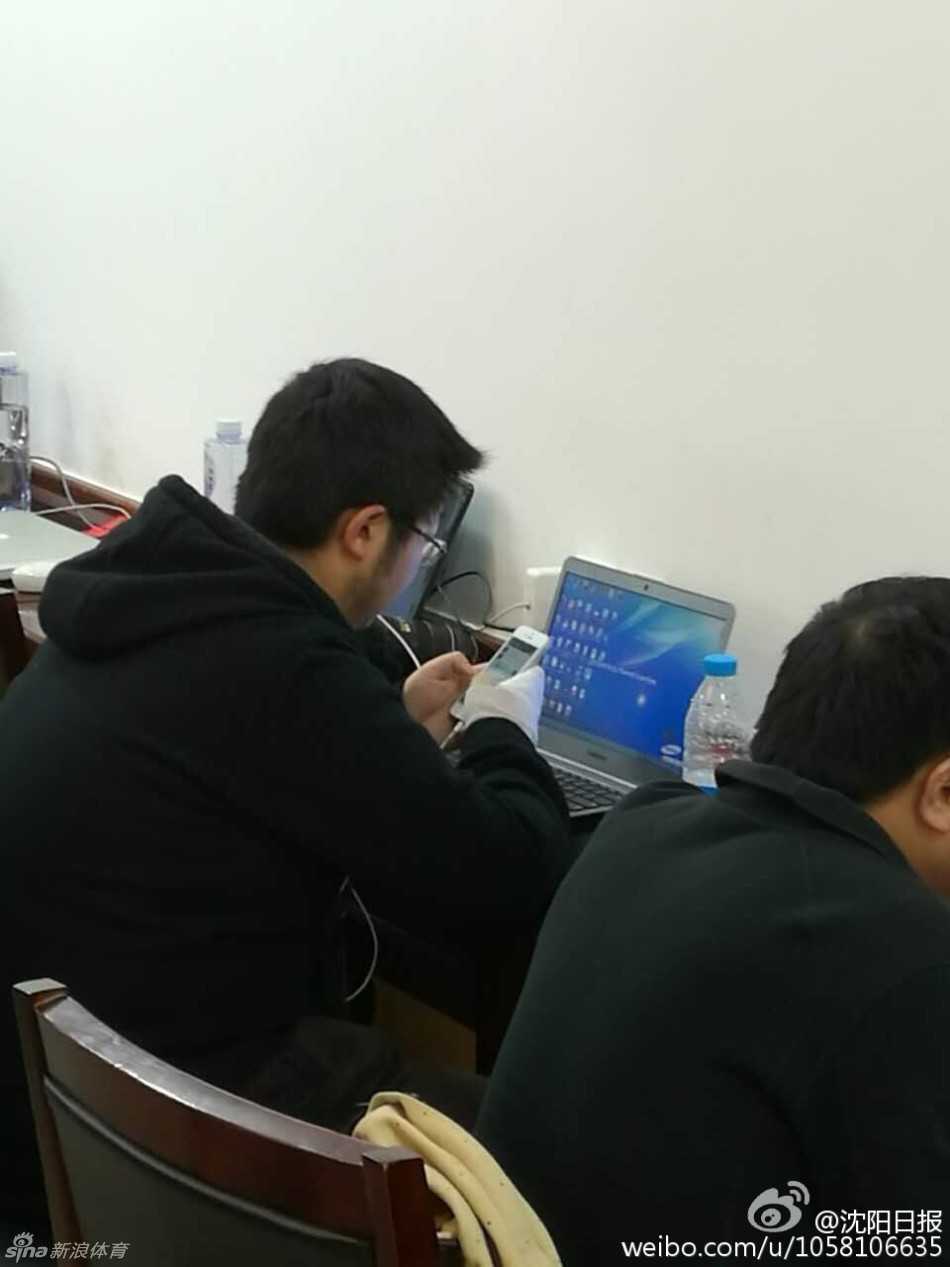 四川记者们聚在一起，用缠着绷带的手举起手机进行拍摄。镜头聚焦之处，是即将展开生死战的赛场。绷带在闪光灯下若隐若现，成为这场体育盛宴中一道独特的人文风景线。