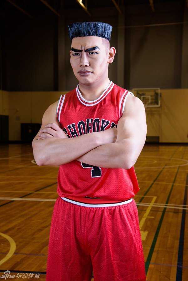 赤木刚宪仰望体育馆上方的‘全国制霸’横幅，目光如炬，嘴角微微抽动，那是梦想近在咫尺的震颤