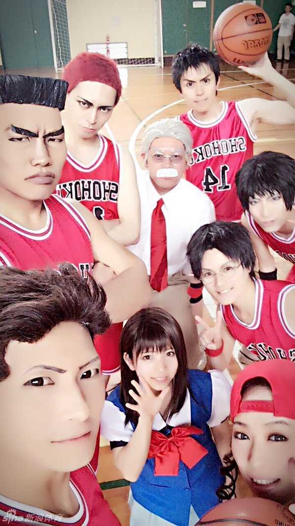 赤木刚宪扮演者绷紧全身肌肉，眼神坚毅凝视前方，仿佛在说‘我的目标是全国制霸’