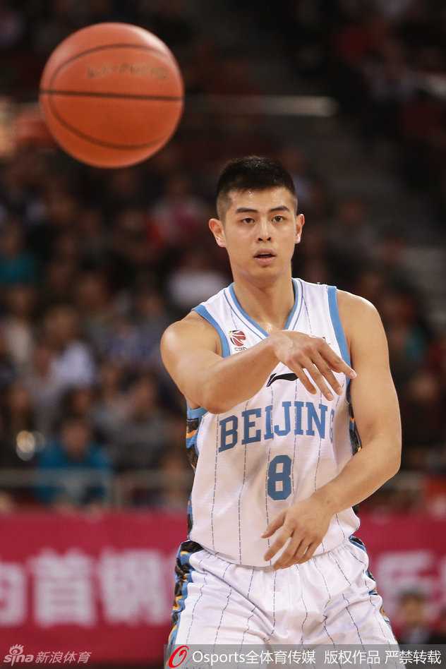 方硕在三分线外果断出手，篮球划过一道优美的弧线，如同精准制导的导弹直插对手心脏，这是他进攻武器库中的致命杀招。