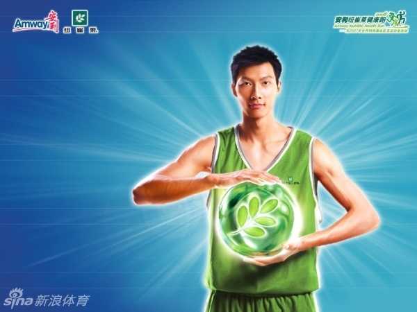 色彩缤纷的安利纽崔莱蛋白粉和维生素产品摆放在阳光下，旁边是一份营养均衡的早餐，象征着从过去到现在的健康理念传承。