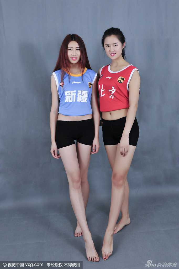 篮球宝贝长发飘飘,眼神专注,举手投足间尽显清新动人的温婉气质