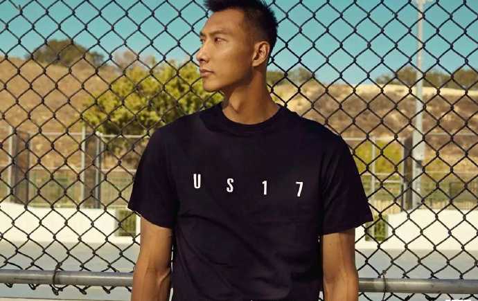 最后一组画面中，易建联双手环抱胸前，自信从容地面对镜头，身后的虚化背景仿佛他过往的荣耀，而他只是静静伫立，尽显王者风范。