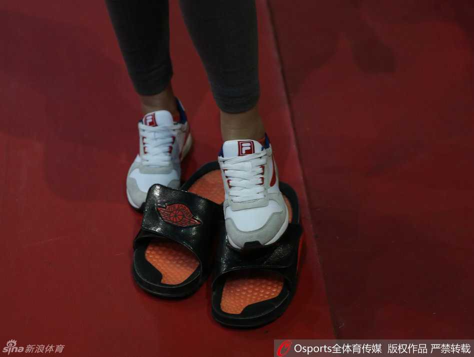 广东男篮全队围成一圈，十几只手叠在一起，眼神里燃烧着对胜利的渴望，集体的怒吼仿佛要掀翻体育馆的顶棚。