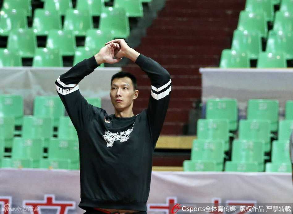 幸运女球迷展示着刚获得的易建联亲笔签名，脸上笑开了花，眼睛里闪烁着光芒，这可能是她今年收到最好的篮球礼物。