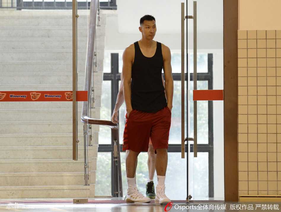 在一次模拟对抗中，易建联完成了一记漂亮的勾手投篮，手腕的柔和手感与高大的身材形成完美结合，篮球划出美妙的弧线。