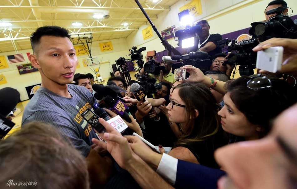 训练场上，易建联面对防守者运球突破，坚定的目光直视前方，准备上演一次势大力沉的单手劈扣。