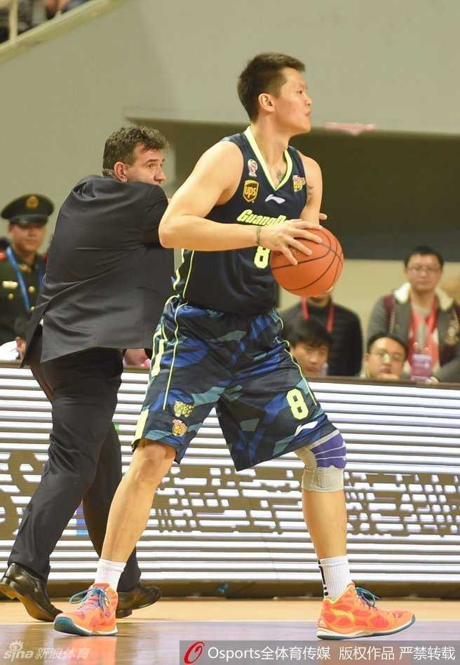 易建联篮下强打，背身单打对手，肌肉紧绷，展现出了极强的核心力量与篮下统治力。