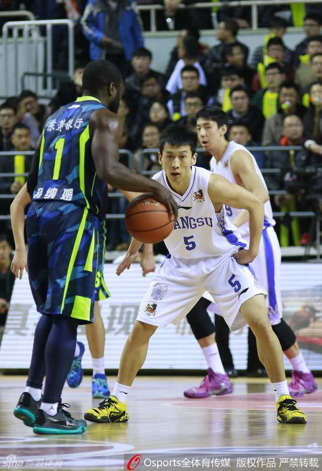 朱芳雨在外线冷静持球组织进攻，眼神犀利地望向内线，寻找机会将球传给位置更好的队友。