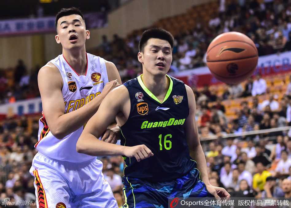 比赛结束后，易建联挥手向全场观众致意，脸上露出轻松的笑容，胸前的汗水在灯光下闪闪发光。