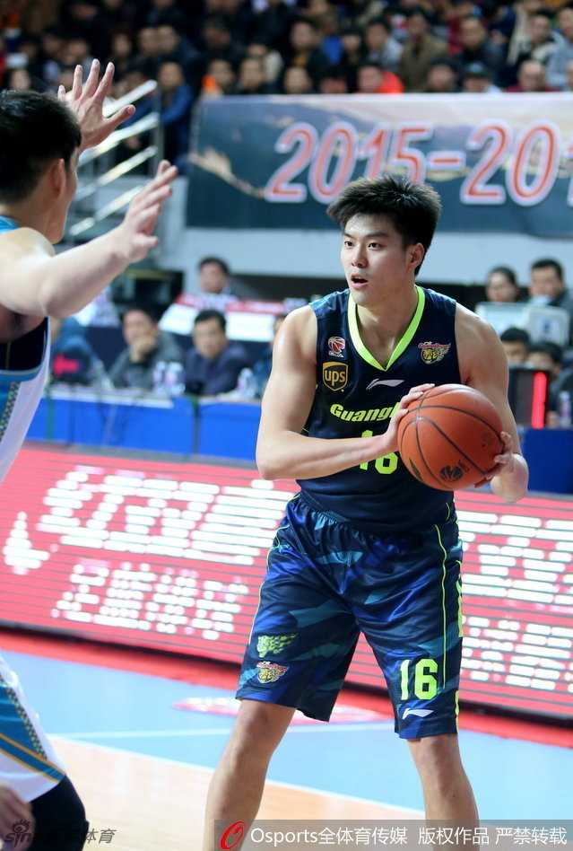 易建联站上罚球线，全场屏息凝视，他深吸一口气手腕轻抖，篮球划过一道完美的弧线，这个瞬间的沉稳彰显着他作为球队核心的大心脏