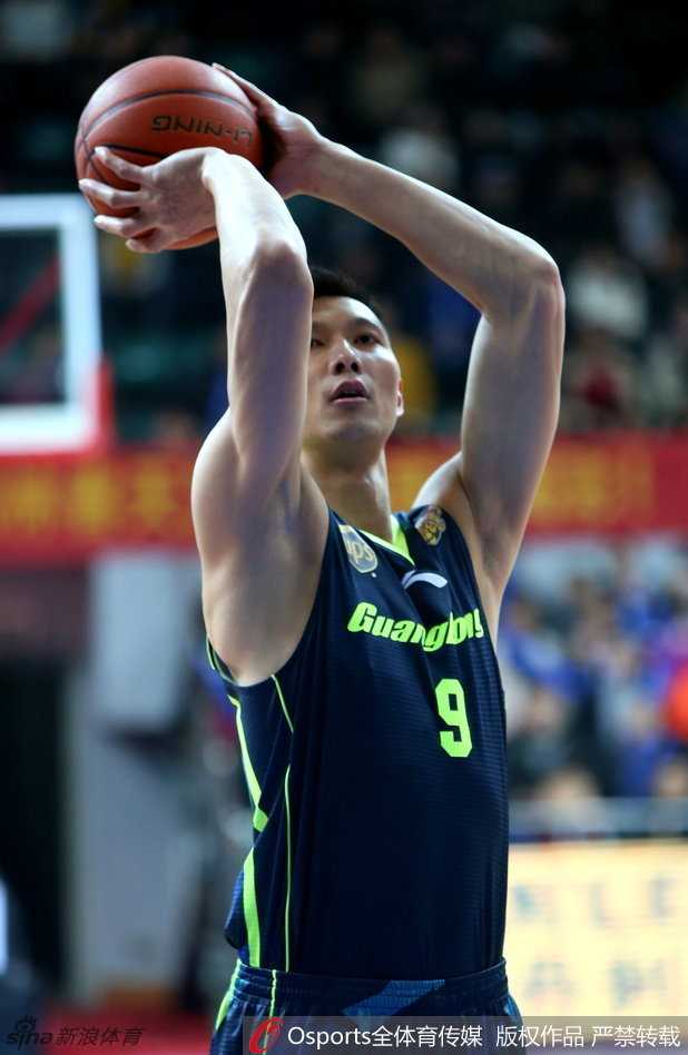 易建联腾空而起如大鹏展翅，单手劈扣砸向篮筐，整个球馆为之震颤，霸气的表情中写满了不可阻挡的统治力