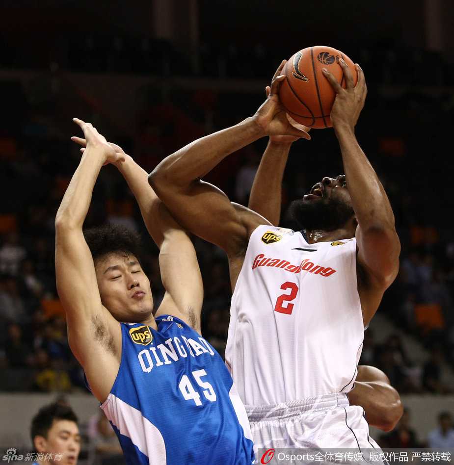 陈江华运球快速推进至前场，面对防守球员压低重心，准备发动新一轮攻势。